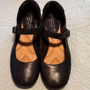 Comfortiva Black Mary Jane Flats w Velcro strap like new